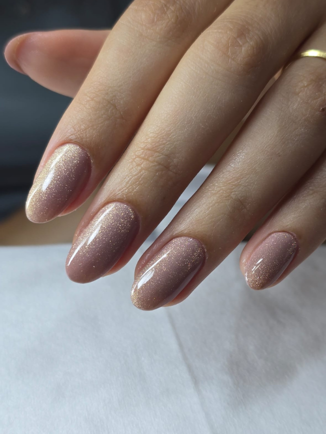 Unha natural estruturada com banho de gel pela LP Nails